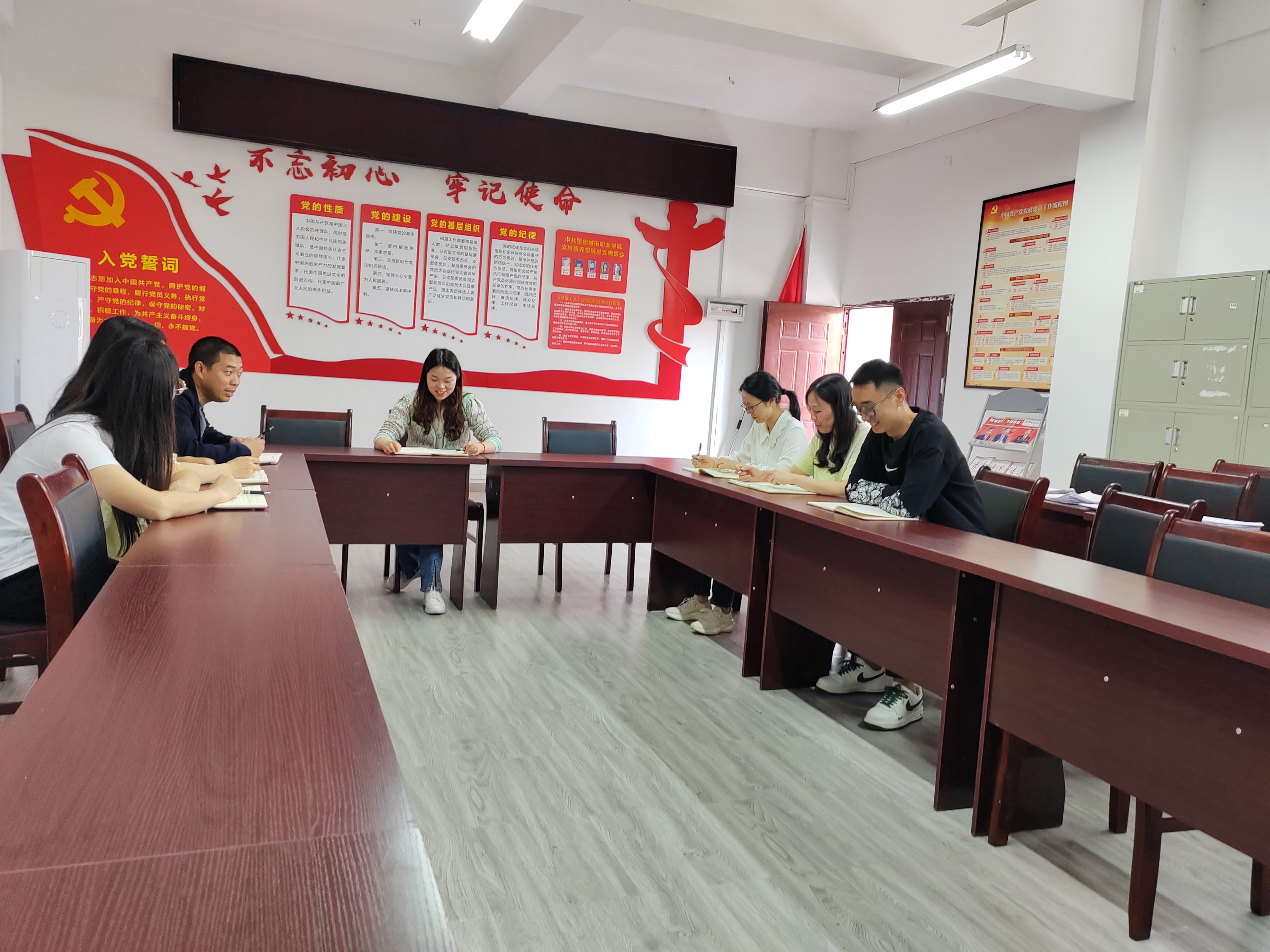 主题教育beat365唯一官方网站学生党支部顺利开展专题学习（一）.jpg