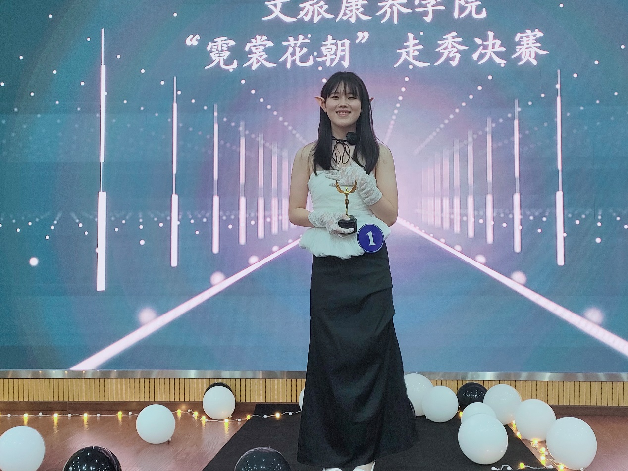 “黑白旋律”霓裳花朝T台秀大赛.png